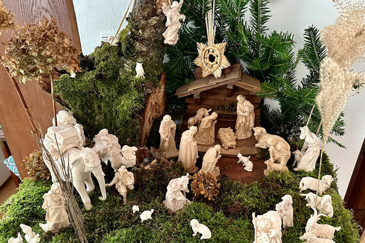 Pauls Krippe mit Grödner Krippenfiguren und Dackel Toni
