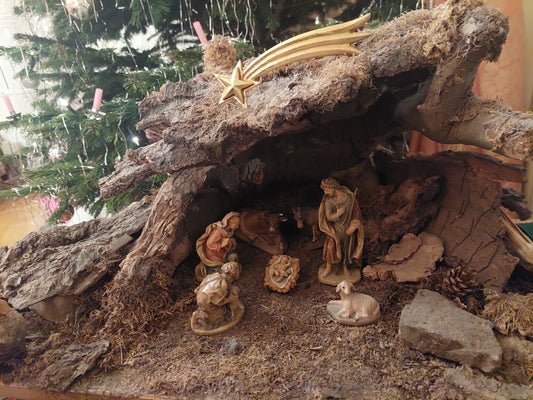 Die selbstgebaute Grossrubatscher Familienkrippe mit den Mathias Krippenfiguren