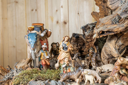 Krippenfiguren in 8 cm: traditionelle und moderne Schnitzkunst aus dem Grödnertal