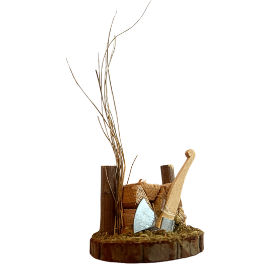 Holzstapel mit Werkzeug für Krippe